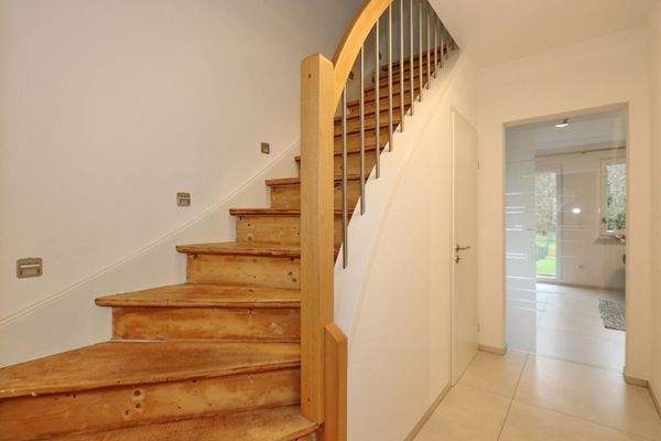 mit modernem Handlauf und Geläner