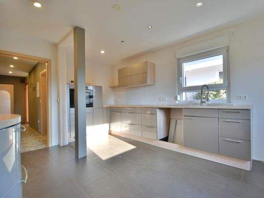 Großzügige und helle Küche...