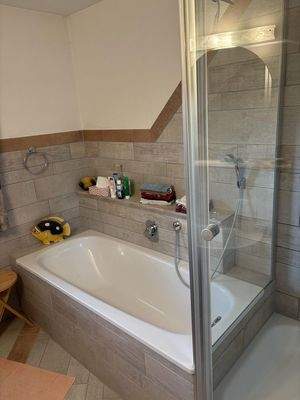 Bad mit Dusche und Wanne