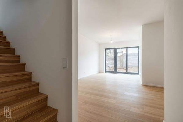 Blick in Küche/Essbereich- (KI generiert)