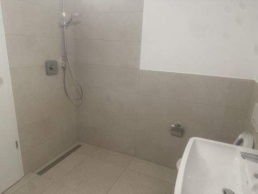 Badezimmer mit Badewanne und Dusche (2).jpg