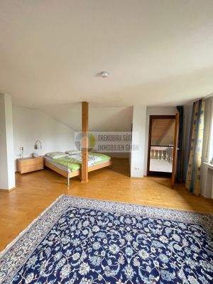 Schlafzimmer im Dachgeschoss mit Balkon