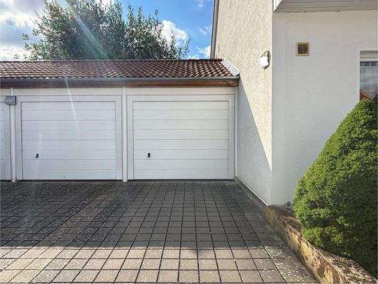 Garage mit elektrischem Tor und Bodenraum