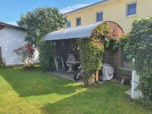 Gemütlicher Unterstand im Garten