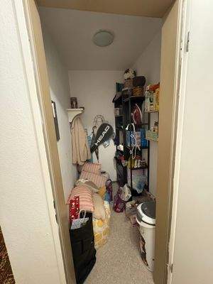 Abstellkammer mit Regalen