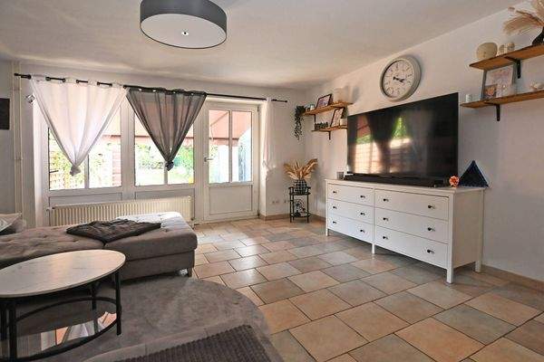 Wohnzimmer mit Blick und Zugang zum Garten