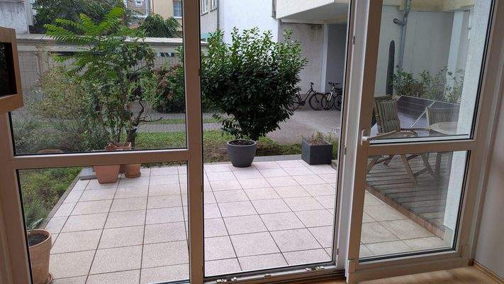 Blick über Terrasse und Garten