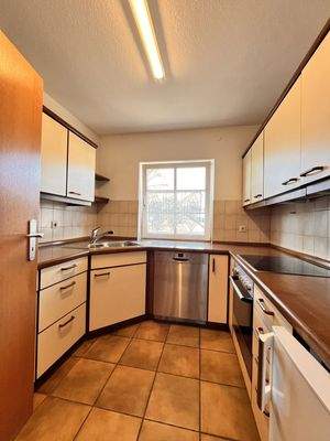 Helle Küche mit Einbauküche