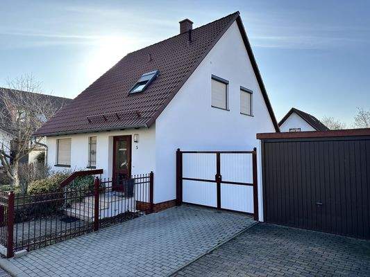 Wohnhaus - Straßenansicht