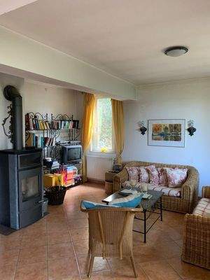 Wohnzimmer mit Kaminofen.jpg