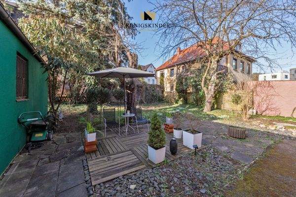 Garten mit Sitzmöglichkeit