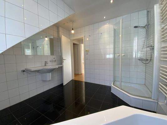 Bad mit Wanne und Dusche