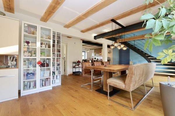 einen großen Esstisch