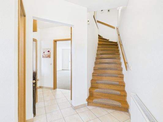 Eingangsbereich mit Treppe ins OG