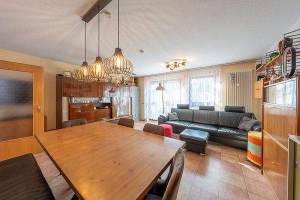 Wohnzimmer mit Zugang auf Balkon