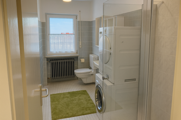 Bad mit Dusche und WC