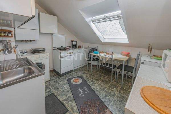 DG geräumige Küche mit Platz zum Frühstücken