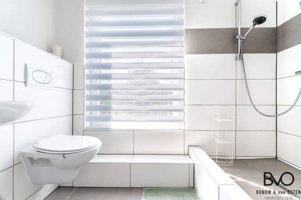 Renovierte Badezimmer mit Fenster