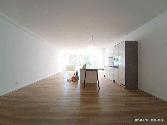 Wohnraum mit Einbauküche