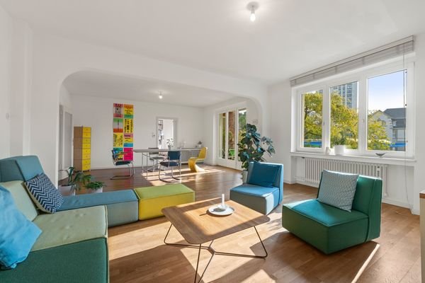 Wohnbereich mit Blick ins Esszimmer