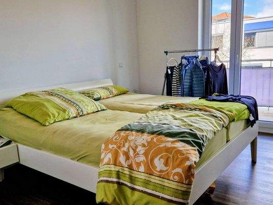 Schlafzimmer m. Möbeln