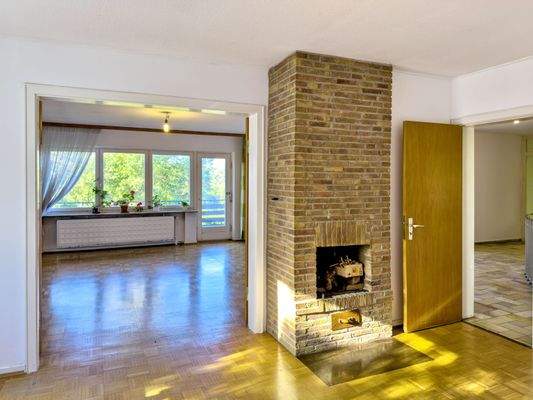 Kamin mit Blick ins Wohnzimmer