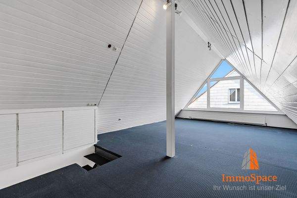 Blick in das helle und weitläufige Studio im Dachgeschoss