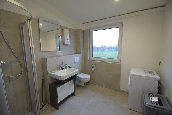 Badezimmer mit Waschmaschine