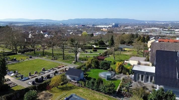 Blick über Friedhof und Nachbarschaft 
