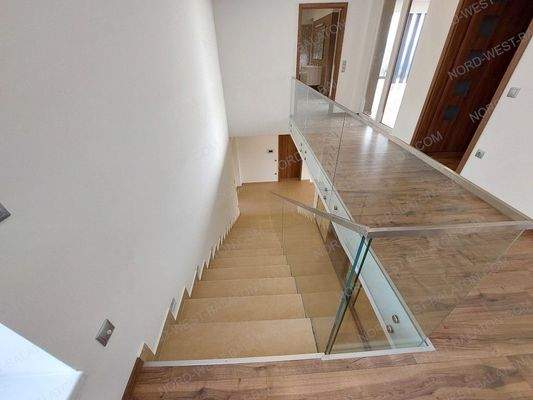 Treppe mit Glasgeländer