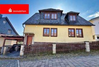 KI-generiert: Hausansicht Straße
