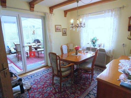 Esszimmer mit Ausgang in den Wintergarten 