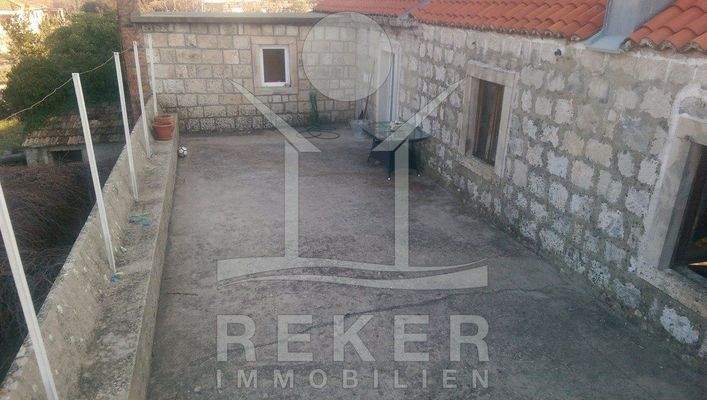 Das Grundstück des authentischen Steinhauses ist ca. 800 m² groß und ist in zentraler Lage.