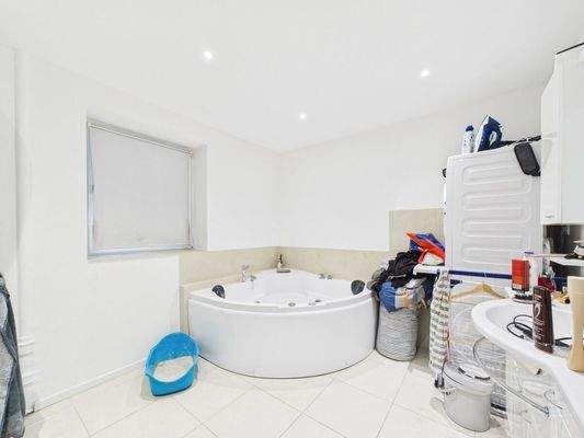 Bad mit Eckwanne EG WE1