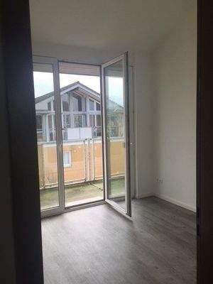 Wohnzimmer mit Zugang zum BalkonBalkon und Wohnzimmer.jpg