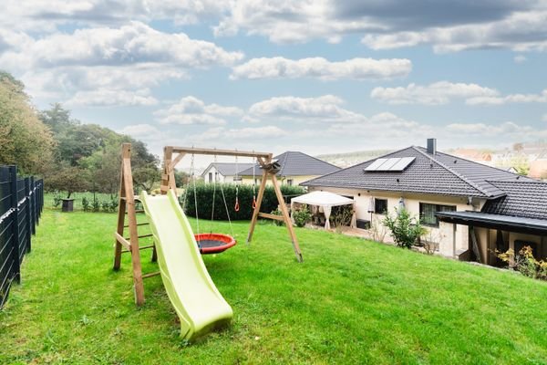 Familienfreundlicher Garten mit Spielbereich