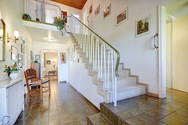 Diele mit offenem Luftraum und Galerie