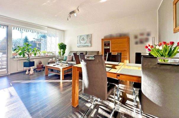 Wohn- und Esszimmer mit Zugang zum Balkon