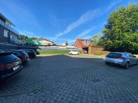Rückansicht Parkplatz