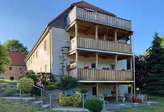 1_Frontansicht Haupthaus.jpg