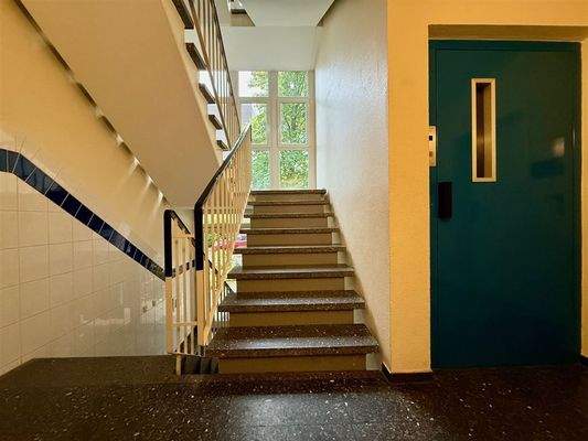 Treppenhaus und Aufzug