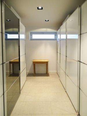 Ankleide mit 2 Schrankreihen