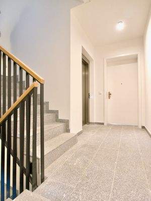 Treppenhaus mit Fahrstuhl.jpeg