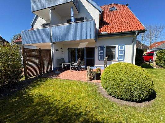 Außenansicht mit Blick zur Terrasse (Sommerbild)