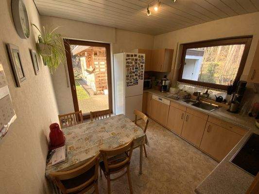 Küche mit Zugang zum Garten