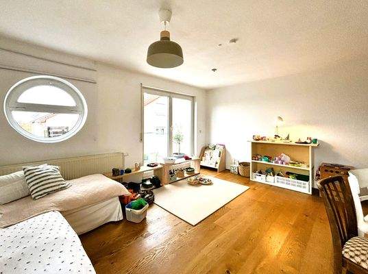 Wohnbereich mit Zugang zum Balkon