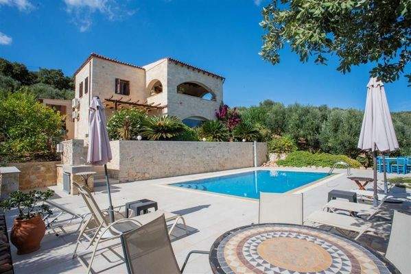 Kreta, Kolymvari: Villa mit Meer- und Bergblick und unabhängigem Apartment zu verkaufen