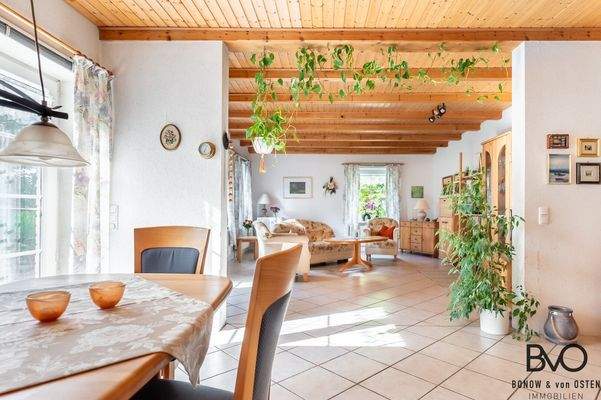 Blick vom Essbereich ins Wohnzimmer