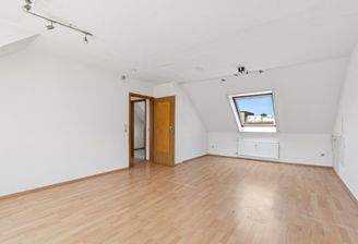 Lichtdurchfluteter Wohn- und Essbereich