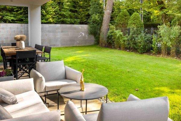 Terrasse mit Blick in den Garten